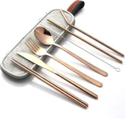 House Of Husk Reisbestek - Reis Bestekset - Chopsticks - Metalen Rietjes Met Borstel - Lepel - Vaatwasserbestendig - RVS - 7 Delig - Rose Goud -Buitenkampeerwinkel 1200x1141 4