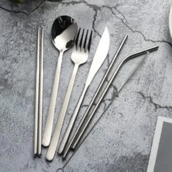 House Of Husk Reisbestek - Reis Bestekset - Chopsticks - Metalen Rietjes Met Borstel - Lepel - Vaatwasserbestendig - RVS - 7 Delig - Zilver -Buitenkampeerwinkel 1200x1200 587