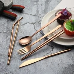 House Of Husk Reisbestek - Reis Bestekset - Chopsticks - Metalen Rietjes Met Borstel - Lepel - Vaatwasserbestendig - RVS - 7 Delig - Rose Goud -Buitenkampeerwinkel 1200x1200 596