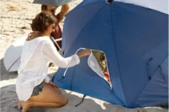 Sport-Brella - Premiere Strandtent - Windscherm - Tochtscherm - Tochtscherm - Stormparaplu - Zonnescherml - Blauw -Buitenkampeerwinkel 1200x795 5