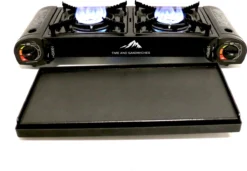 T&S - Draagbaar Dubbel Gasvuur Met Grillplaat En Transportkist - Camping Kooktoestel - Kookstel - Bakplaat - Gasfornuis - 2 Pits - Elektrische Ontsteking - Kookvuur - Kampeer Vuur -Buitenkampeerwinkel 1200x830 2