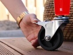 AXI Retro Cooler Rood - Koeler Met Wielen - 76L Inhoud - Koelbox Met Aftapkraan -Buitenkampeerwinkel 1200x900 4