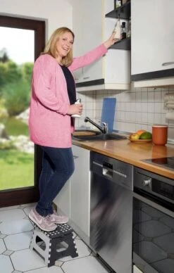 WENKO Secura Opklapbaar Krukje, Belastbaar Tot 350 Kg -Buitenkampeerwinkel 763x1200 1