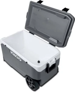 Igloo Latitude 90 Roller - Grote Koelbox Op Wielen - 85 Liter - Grijs 23 Igloo Latitude 90 Roller - Grote Koelbox Op Wielen - 85 Liter - Grijs -Buitenkampeerwinkel 988x1200 2